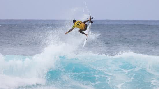 Seis surfistas brasileiros garantem vaga na terceira fase do Mundial de Surfe em El Salvador - Brian Bielmann / AFP