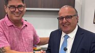 Prefeito de Natal, Paulinho Freire, entregou a proposta ao presidente do Sinsenat, J. Neto - Reprodução