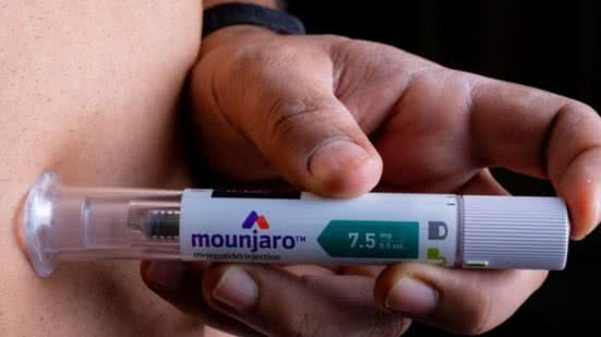 O medicamento é de uso injeção semanal e atua simulando a ação de dois hormônios intestinais, GLP-1 e GIP - Reprodução/Internet