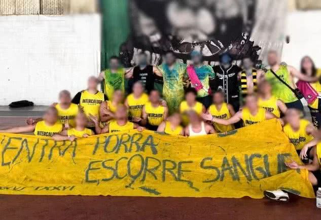 Coletivo de alunas denuncia ato de alunos e exige resposta da faculdade sobre bandeira com mensagem de alusão ao estupro. - Divulgação