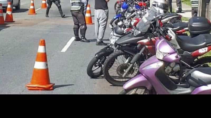 Entre as principais infrações constatadas estão a condução de motocicletas sem habilitação, uso de CNH vencida, capacetes e calçados inadequados - Reprodução/Internet