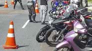 Entre as principais infrações constatadas estão a condução de motocicletas sem habilitação, uso de CNH vencida, capacetes e calçados inadequados - Reprodução/Internet