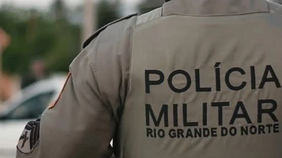 Quatro armas foram apreendidas para perícia, enquanto inquéritos são abertos para investigar a ação policial e a morte da vítima - Reprodução @pmrnoficial