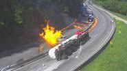 Carreta com combustível tomba e pega fogo na BR-101 em SC - Divulgação