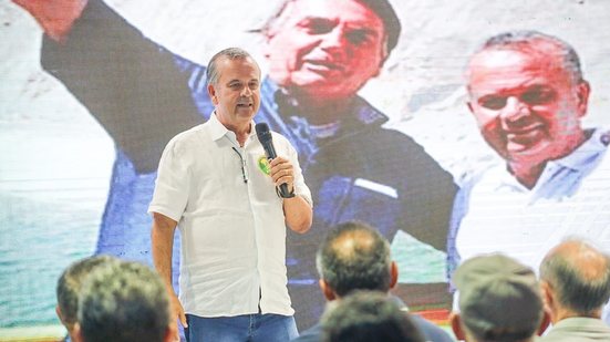 Senador Rogério Marinho em discuso no seminário - Assessoria Rota 22 PL