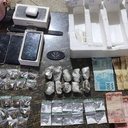A abordagem policial resultou na apreensão de drogas, dinheiro e outros itens relacionados ao tráfico na casa da suspeita. - Reprodução
