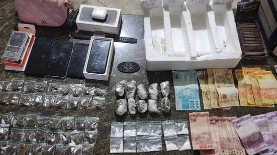 A abordagem policial resultou na apreensão de drogas, dinheiro e outros itens relacionados ao tráfico na casa da suspeita. - Reprodução