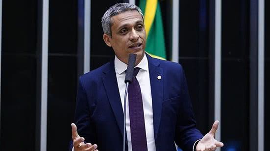 Gustavo Gayer defende que a medida tem como objetivo garantir a liberdade de expressão dos políticos eleitos. - Reprodução/Câmara dos Deputados