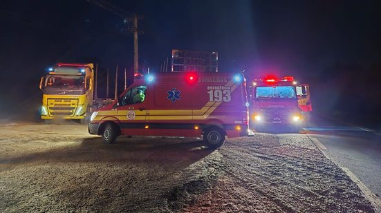 Corpo de Bombeiros e Polícia Rodoviária Federal foram acionados para atender a ocorrência e realizar os procedimentos legais necessários. - Divulgação/CBMSC