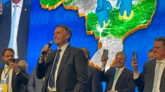 Imagem [VÍDEO]: Bolsonaro é ovacionado na Marcha dos Prefeitos, um dia após Lula ser vaiado