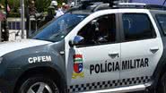 Após a série de agressões, o suspeito é colocado no porta-malas de uma das viaturas - Reprodução/Internet