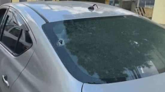 Inconformado com a decisão, o bombeiro passou a seguir o veículo. Em certo momento, o homem sacou uma arma de fogo e efetuou disparos contra o carro - Divulgação