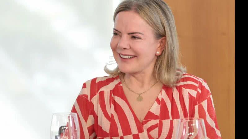A ministra Gleisi Hoffmann destaca a importância de ouvir a sociedade no debate sobre a jornada de trabalho e a escala 6×1. - Divulgação