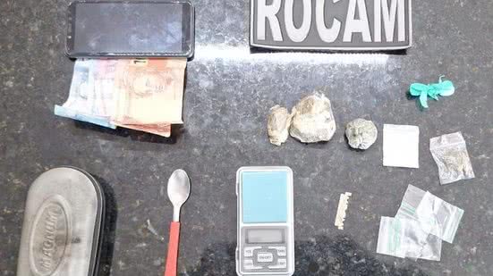 Os policiais encontraram drogas, uma balança de precisão e uma quantia em dinheiro com o homem - Divulgação/Polícia Militar do Rio Grande do Norte