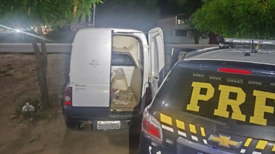 Condutor de 20 anos não tinha autorização para transporte de produtos perigosos e foi preso - Divulgação