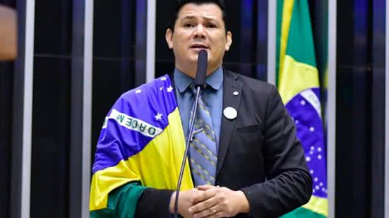O Conselho de Ética da Câmara dos Deputados decidiu suspender o mandato do deputado Gilvan da Federal por três meses devido a ofensas a colegas. - Divulgação