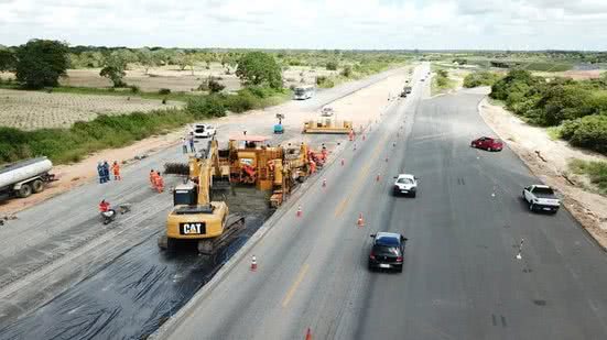 Governadora Fátima Bezerra destaca a importância da duplicação da BR-304 para o desenvolvimento do estado e a melhoria da infraestrutura rodoviária. - Divulgação