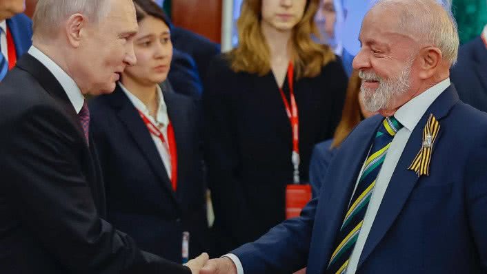 A convite do governo russo, Lula desembarcou na última quarta-feira (7) em Moscou para acompanhar o desfile militar que marca os 80 anos da vitória da antiga União Soviética sobre a Alemanha. - Divulgação