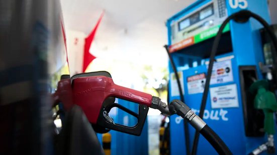 Apesar da queda em grande parte dos combustíveis, dois produtos subiram neste mês - José Cruz/Agência Brasil