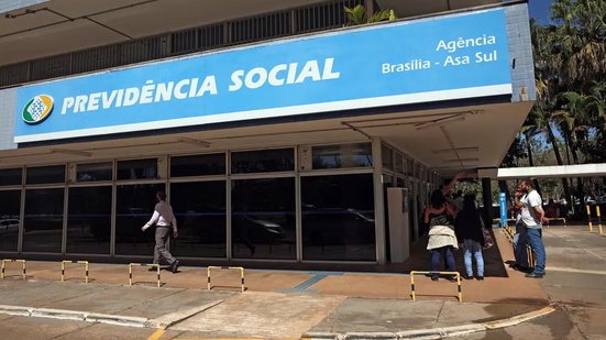O perfil falso reúne nove publicações que, em sua maioria, tratam de notificações sobre descontos associativos em aposentadorias e pensões - José Cruz/Agência Brasil