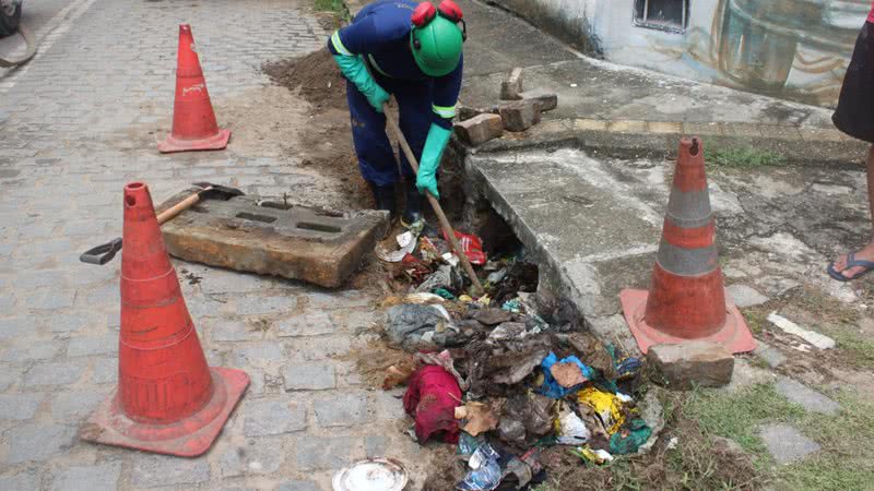 Os técnicos vêm encontrando diversos tipos de resíduos sólidos nas estruturas - Divulgação/SEINFRA