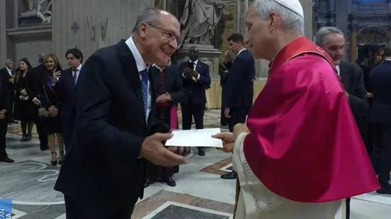 Geraldo Alckmin entregou carta ao papa Leão XIV durante visita ao Vaticano, convidando-o para a COP30 em novembro, em Belém. - Divulgação