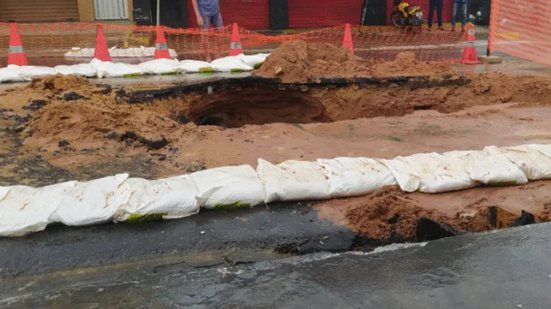 Após a recuperação recente do asfalto, a cratera gerou preocupação entre os motoristas, que foram orientados a mudar de rota. - Foto: José Aldenir