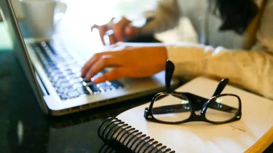 Estudantes já matriculados em cursos EAD poderão concluir suas graduações no formato atual, mesmo com as novas regras. - Divulgação