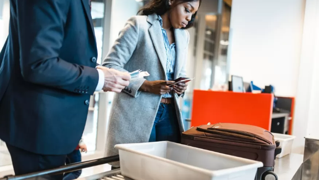 Equipamentos eletrônicos na bagagem têm um papel importante para identificar possíveis ameaças à segurança - Imagem: iStock