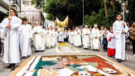 Verifique a lista de capitais onde Corpus Christi é feriado e como isso impacta o funcionamento das empresas. - Divulgação