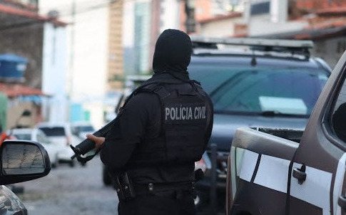 Após ações investigativas, os policiais civis localizaram o condenado e efetuaram a prisão dele - Divulgação/Polícia Civil do RN