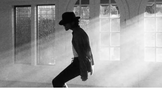 cinebiografia Michael, que retrata a vida do eterno rei do pop, teve sua estreia adiada para 2026 - Reprodução/Internet