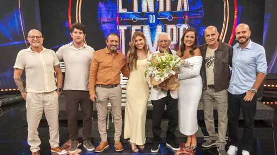 Carlos Alberto de Nóbrega ao lado da família durante homenagem no Domingão com Huck (Globo) - Imagem: Léo Rosario/Globo