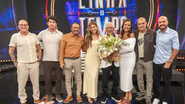 Carlos Alberto de Nóbrega ao lado da família durante homenagem no Domingão com Huck (Globo) - Imagem: Léo Rosario/Globo