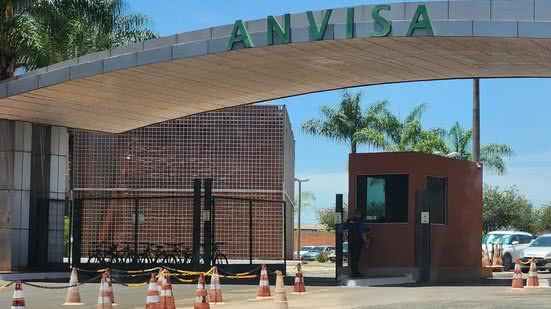 A ANVISA determinou o recolhimento dos lotes já distribuídos e a suspensão imediata da comercialização - Rafa Neddermeyer/Agência Brasil