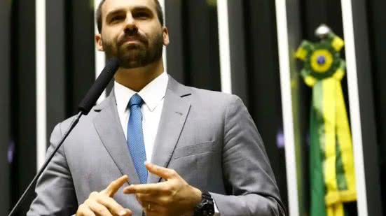 Eduardo Bolsonaro se posiciona contra o pedido da PGR e sugere que o governo Lula deve decidir sobre a disputa com os EUA. - Divulgação