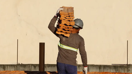 Outro dado que reforça a melhora no mercado de trabalho é o rendimento médio dos trabalhadores, que alcançou R$ 3.426 - Fernando Frazão/Agência Brasil
