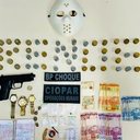 A operação resultou na apreensão de cocaína, maconha, LSD e uma quantia em dinheiro, além de um simulacro de arma. - Divulgação