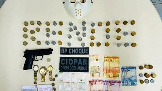 A operação resultou na apreensão de cocaína, maconha, LSD e uma quantia em dinheiro, além de um simulacro de arma. - Divulgação