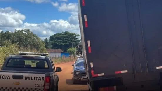 Populares falaram para os policiais que os criminosos fugiram para uma área de mata antes que eles chegassem ao local - Reprodução/Internet