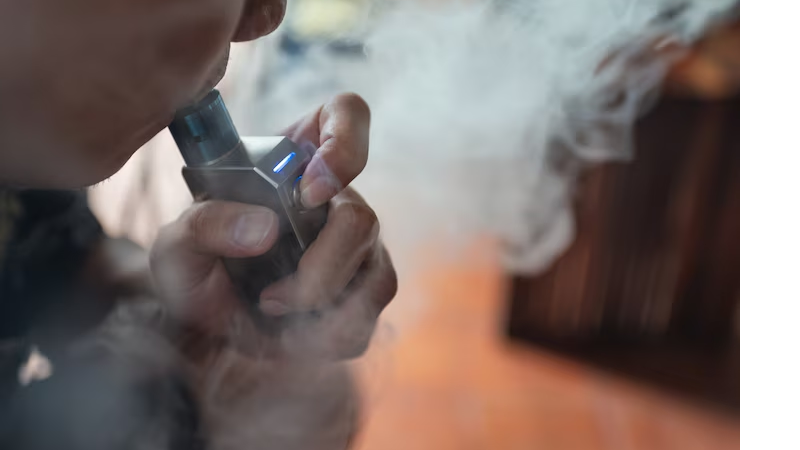 Cigarros eletrônicos e aditivos promovem e perpetuam a dependência de nicotina - Reprodução/Freepik