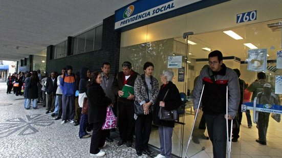 Entenda como a fila de espera do INSS impacta as contas públicas e o tempo de espera para benefícios em 2025. - Divulgação