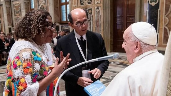 A assistente social Sônia Gomes é uma das mulheres escolhidas para participar do Sínodo no Vaticano, desafiando tradições da Igreja. - Divulgação/CNLB Vaticano