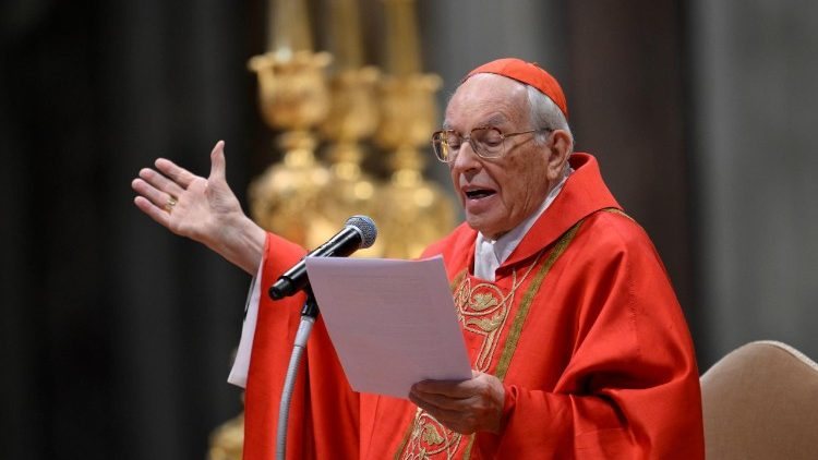 Durante a celebração, o cardeal Giovanni Battista Re enfatizou a necessidade de invocar o Espírito Santo para a escolha do novo líder da Igreja. - Divulgação
