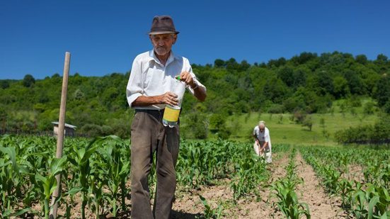 Aposentados do meio rural enfrentam dificuldades para cancelar cobranças indevidas devido à falta de acesso à internet e serviços do INSS - Reprodução/Depositphotos