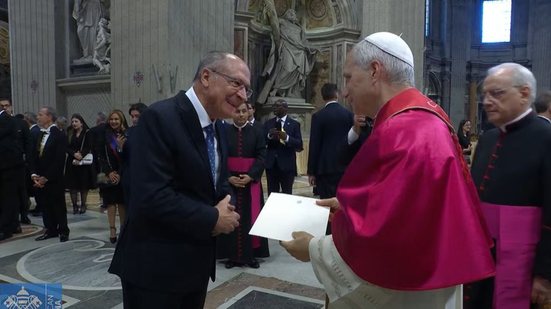 Alckmin, católico praticante, demonstrou respeito ao beijar a mão do papa ao entregar o convite assinado por Lula. - Reprodução