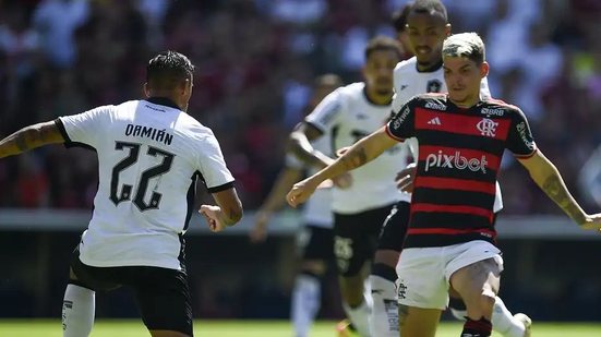 Flamengo e Botafogo se enfrentam no Maracanã, com o rubro-negro buscando a liderança do Campeonato Brasileiro. - Reprodução