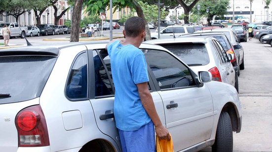 Com cadastramento e capacitação, proposta busca ordenar a atuação de guardadores de veículos nas ruas da cidade. - Divulgação