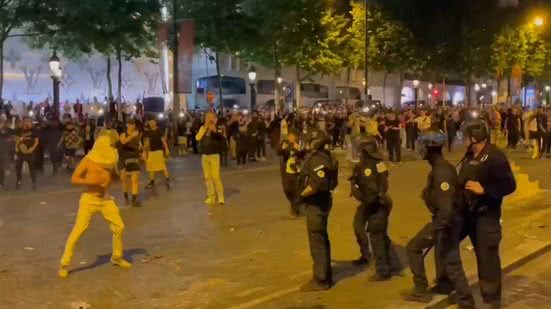 Conflitos entre torcedores em Munique e Paris evidenciam a tensão em eventos esportivos, com a polícia atuando em ambas as cidades. - Reprodução/Redes Sociais