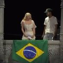 Durante o show histórico, fã brasileiro divide palco com Lady Gaga e traduz mensagem comovente para o público. - Reprodução